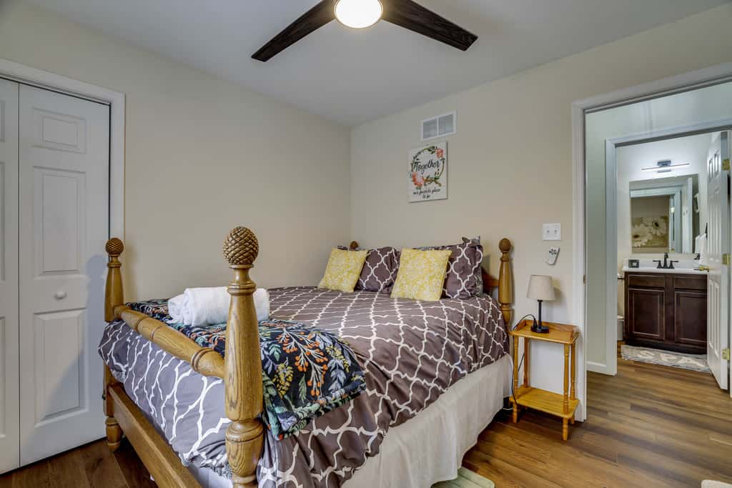 Lakefront Pocono Retreat w/ Hot Tub & Movie Hub