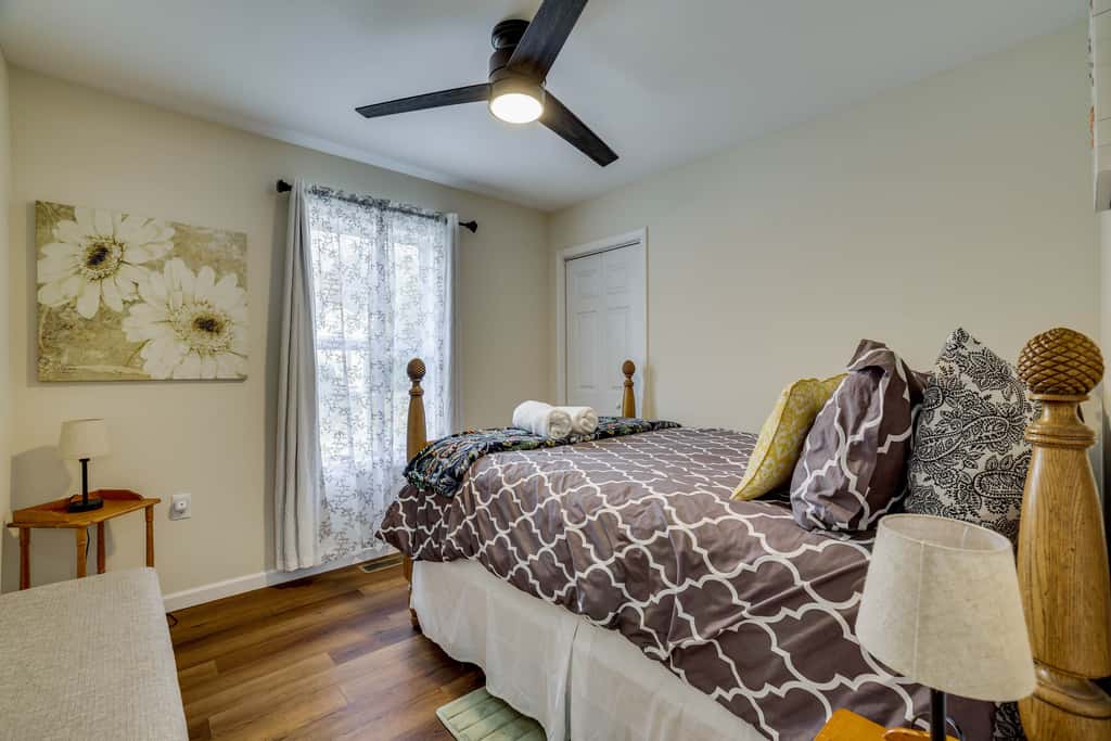Lakefront Pocono Retreat w/ Hot Tub & Movie Hub