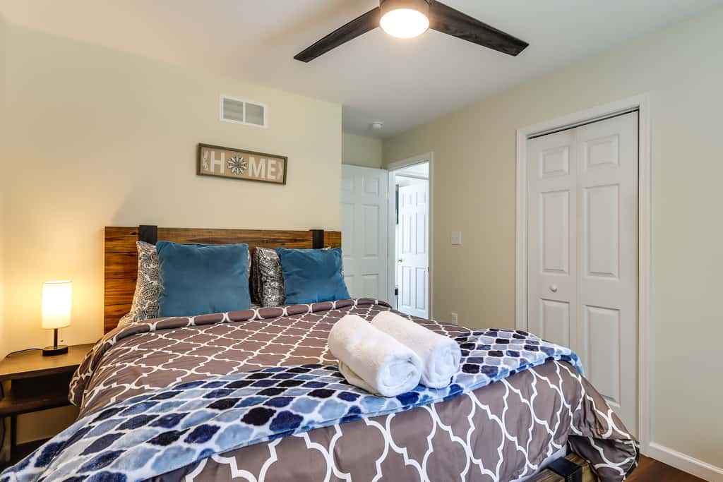 Lakefront Pocono Retreat w/ Hot Tub & Movie Hub