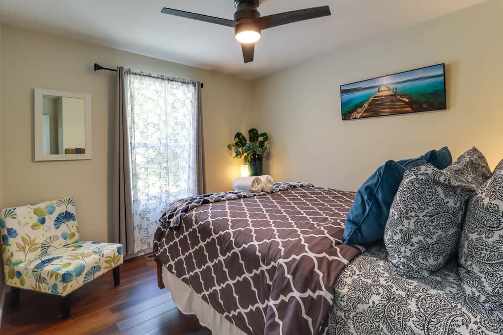 Lakefront Pocono Retreat w/ Hot Tub & Movie Hub