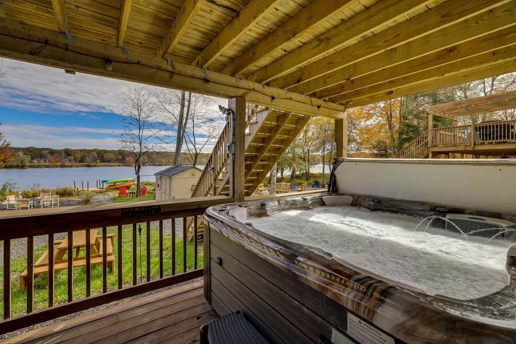 Lakefront Pocono Retreat w/ Hot Tub & Movie Hub