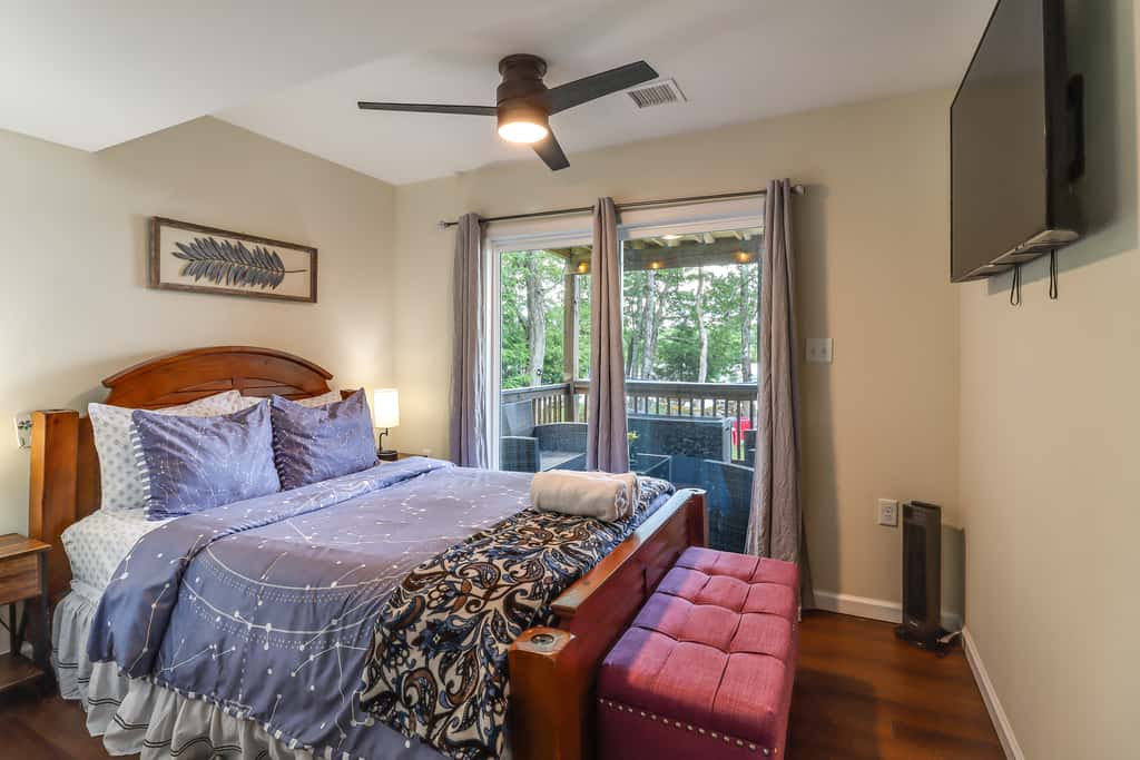 Lakefront Pocono Retreat w/ Hot Tub & Movie Hub