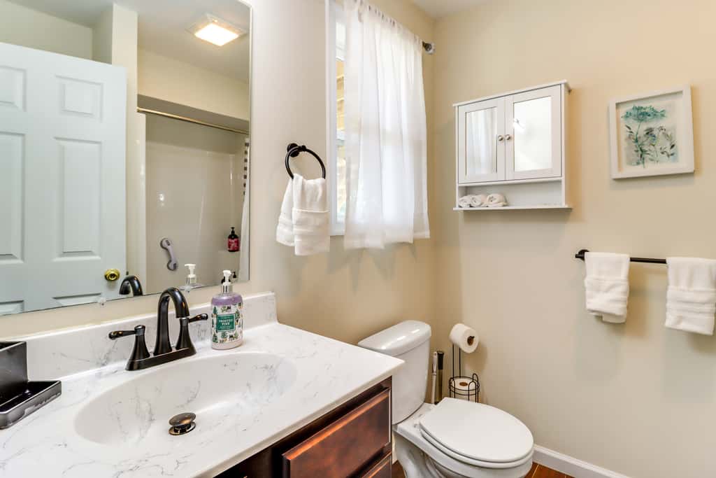 Lakefront Pocono Retreat w/ Hot Tub & Movie Hub