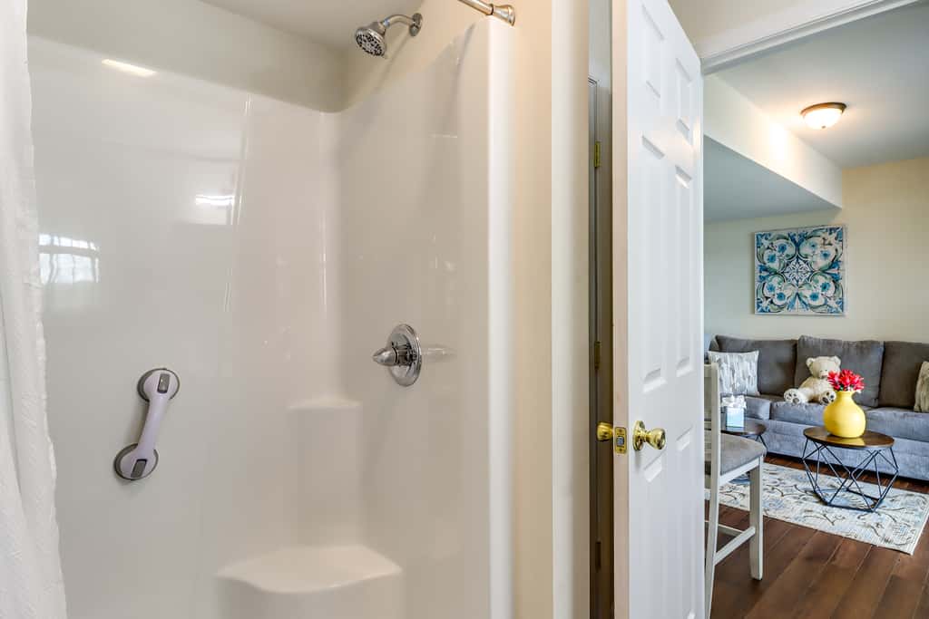 Lakefront Pocono Retreat w/ Hot Tub & Movie Hub