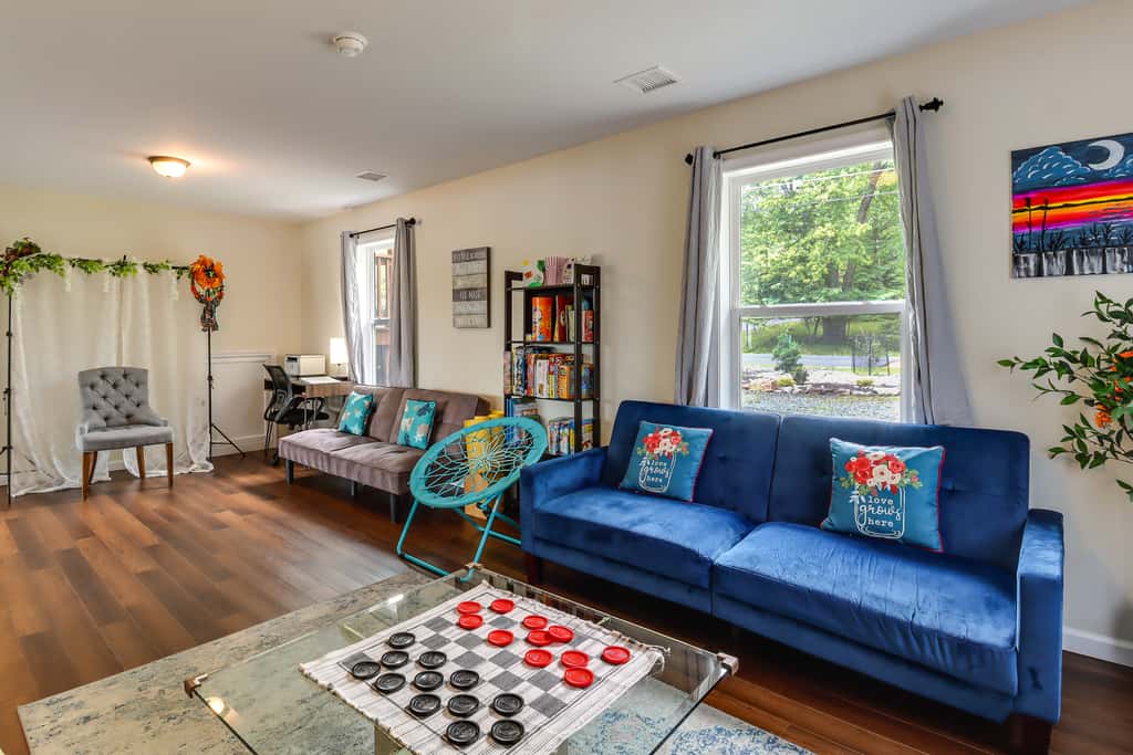 Lakefront Pocono Retreat w/ Hot Tub & Movie Hub