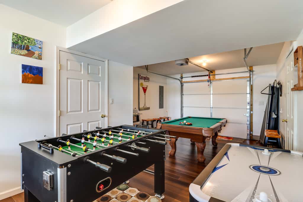 Lakefront Pocono Retreat w/ Hot Tub & Movie Hub