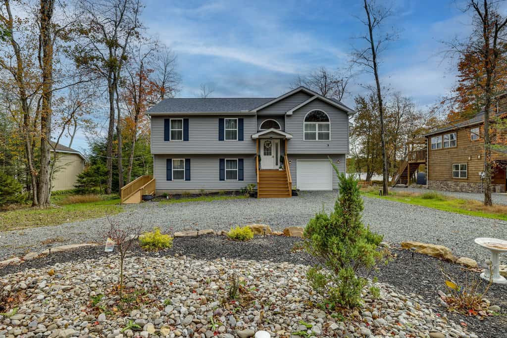Lakefront Pocono Retreat w/ Hot Tub & Movie Hub