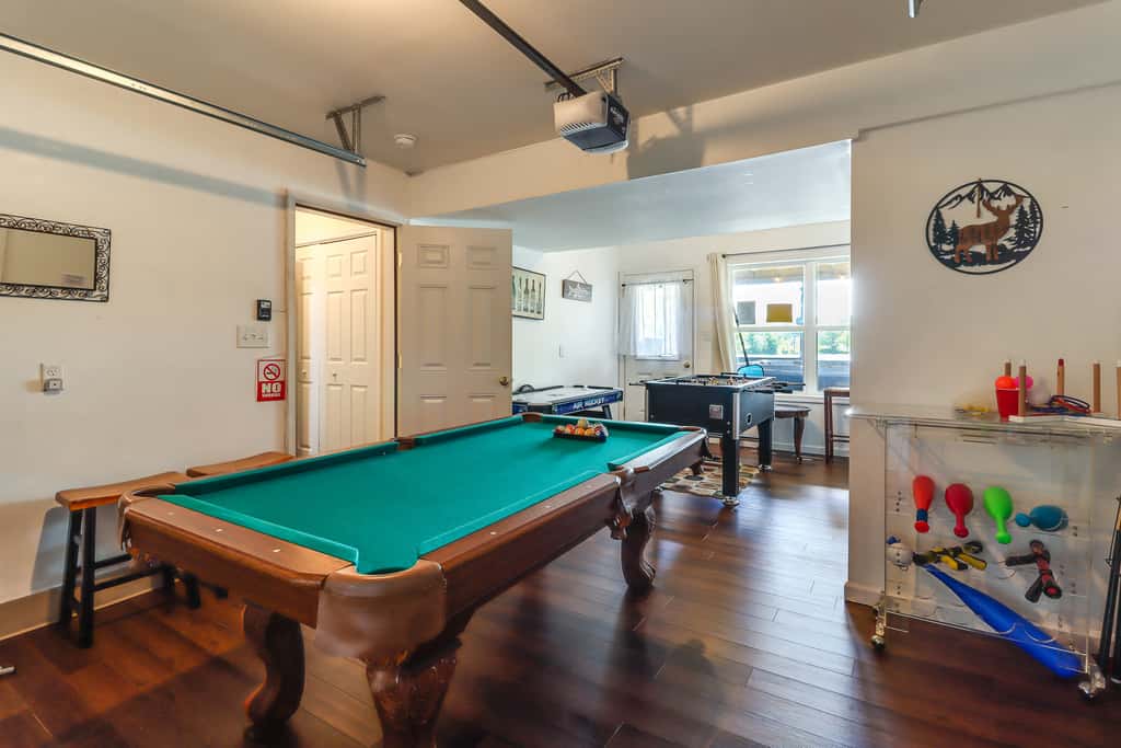 Lakefront Pocono Retreat w/ Hot Tub & Movie Hub