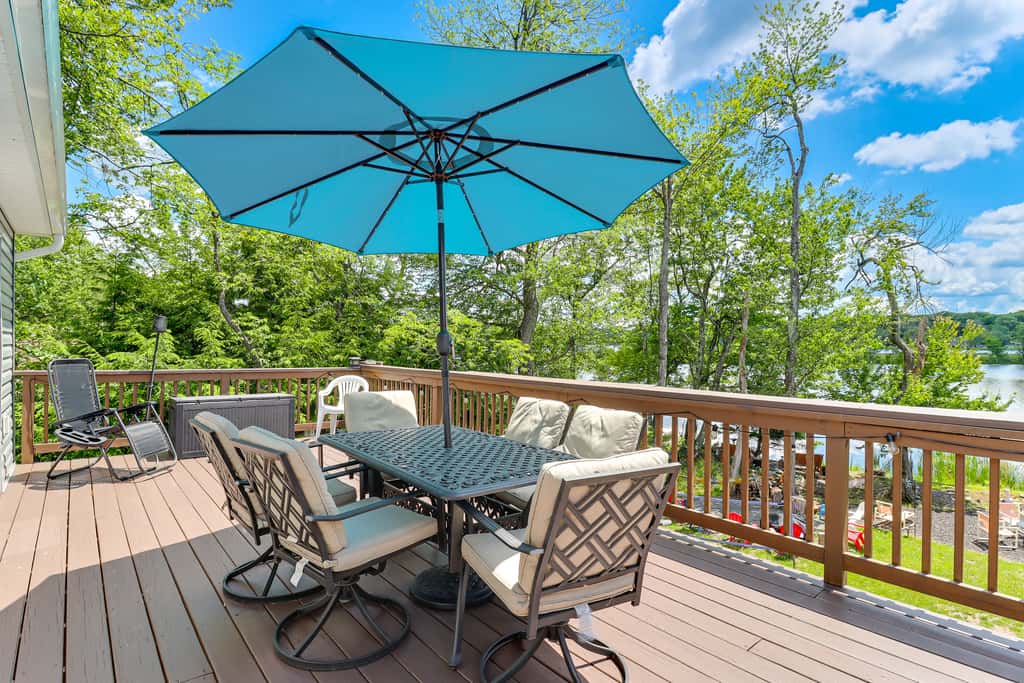 Lakefront Pocono Retreat w/ Hot Tub & Movie Hub