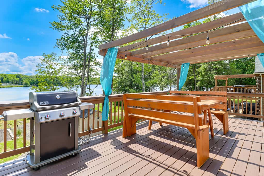 Lakefront Pocono Retreat w/ Hot Tub & Movie Hub