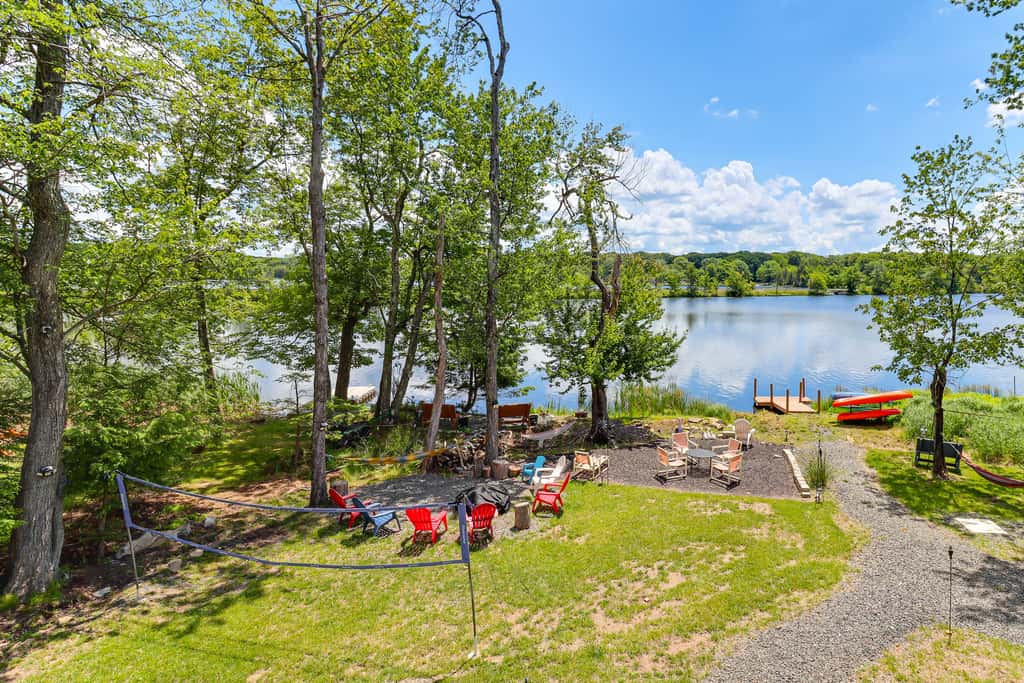 Lakefront Pocono Retreat w/ Hot Tub & Movie Hub