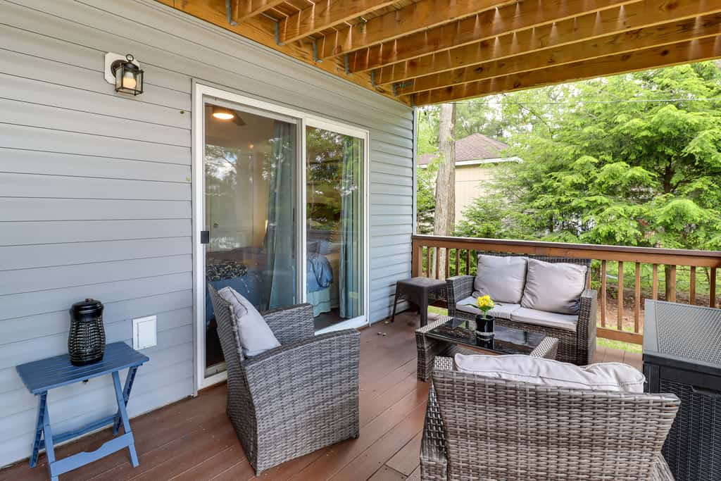 Lakefront Pocono Retreat w/ Hot Tub & Movie Hub
