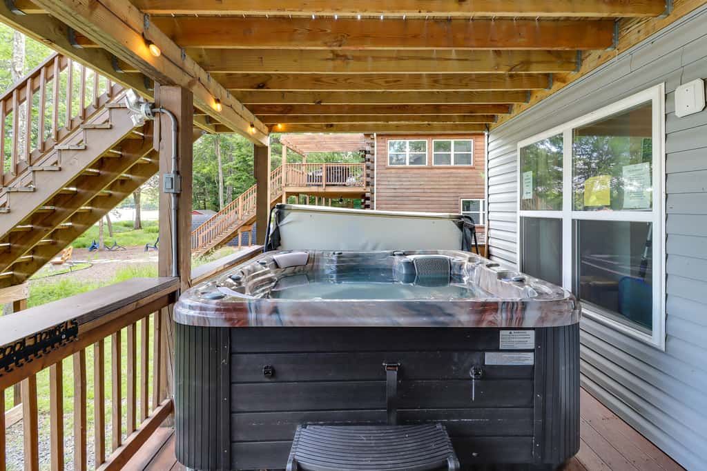 Lakefront Pocono Retreat w/ Hot Tub & Movie Hub