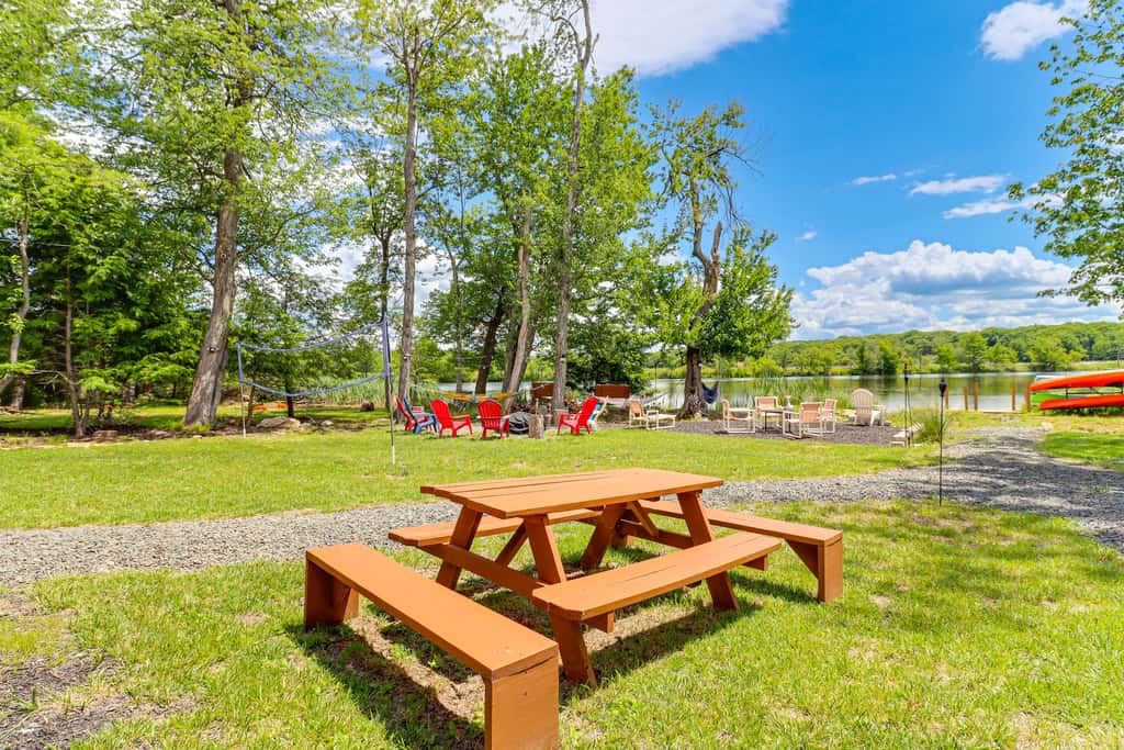 Lakefront Pocono Retreat w/ Hot Tub & Movie Hub