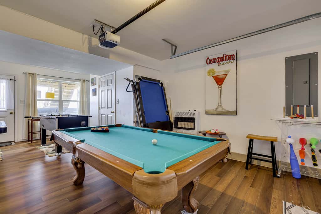 Lakefront Pocono Retreat w/ Hot Tub & Movie Hub
