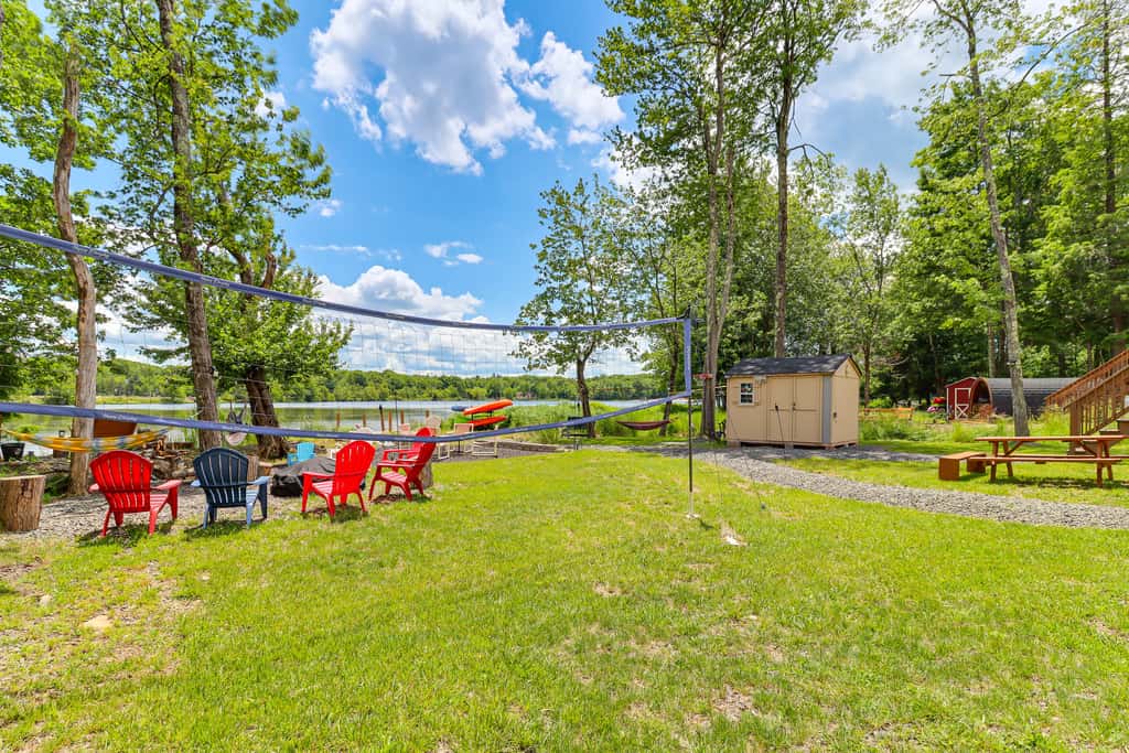 Lakefront Pocono Retreat w/ Hot Tub & Movie Hub