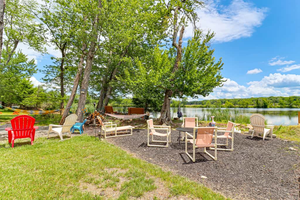 Lakefront Pocono Retreat w/ Hot Tub & Movie Hub