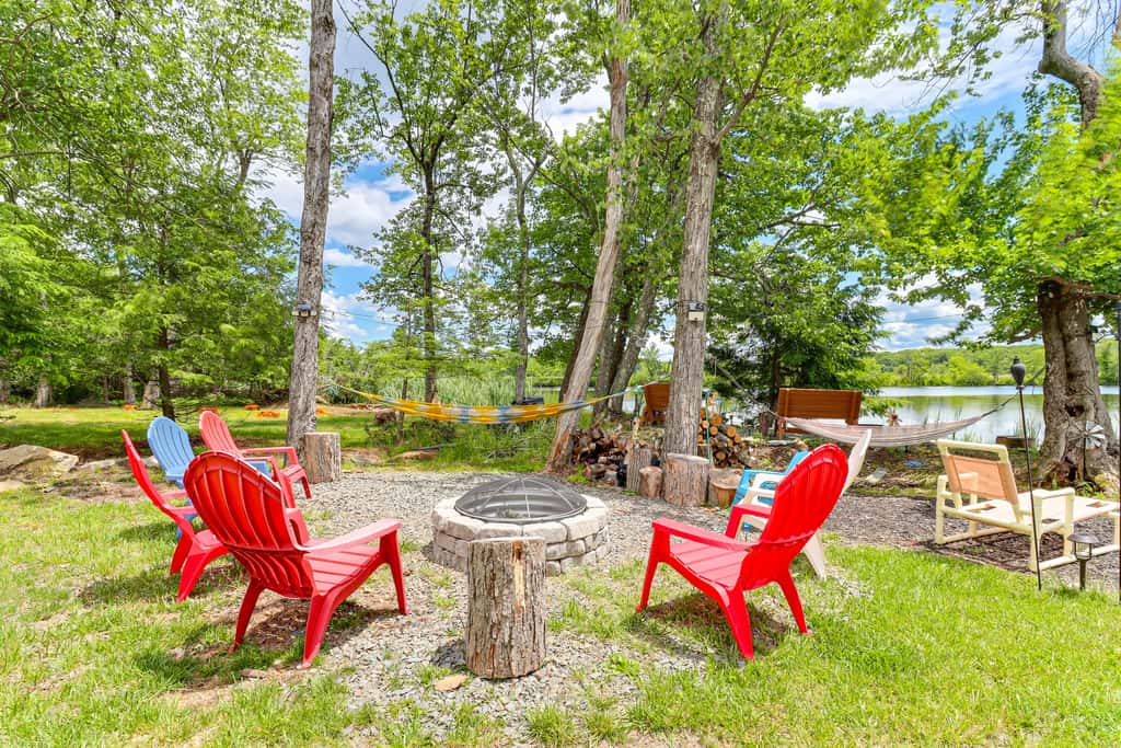 Lakefront Pocono Retreat w/ Hot Tub & Movie Hub