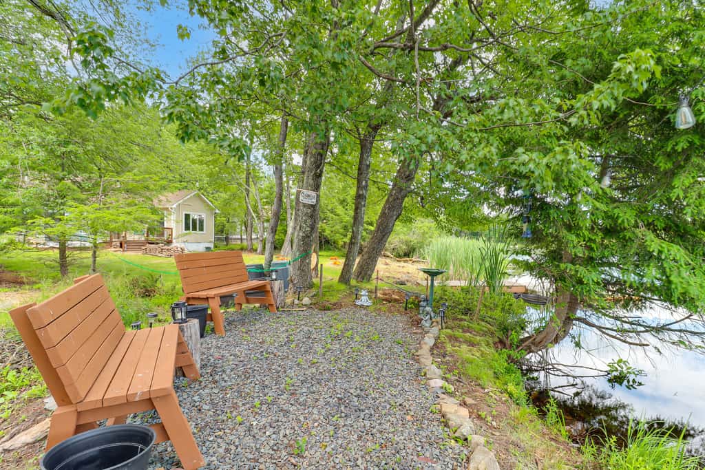 Lakefront Pocono Retreat w/ Hot Tub & Movie Hub