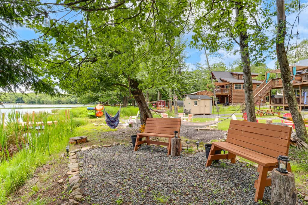 Lakefront Pocono Retreat w/ Hot Tub & Movie Hub
