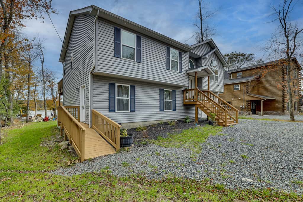 Lakefront Pocono Retreat w/ Hot Tub & Movie Hub