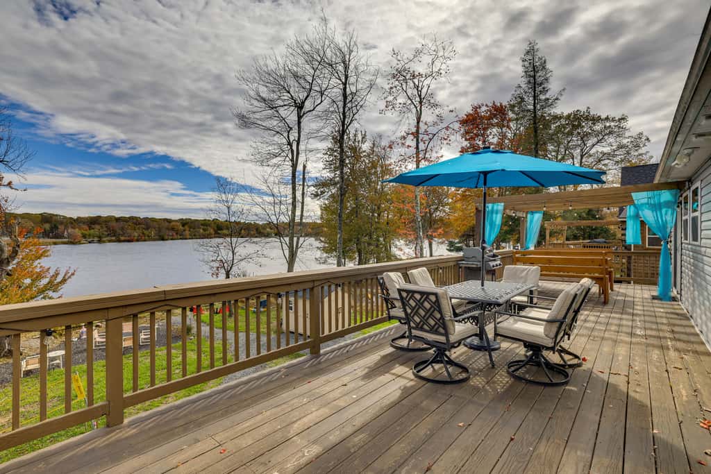 Lakefront Pocono Retreat w/ Hot Tub & Movie Hub