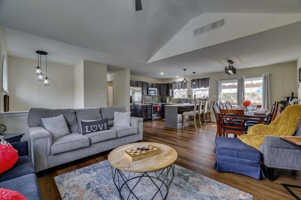 Lakefront Pocono Retreat w/ Hot Tub & Movie Hub