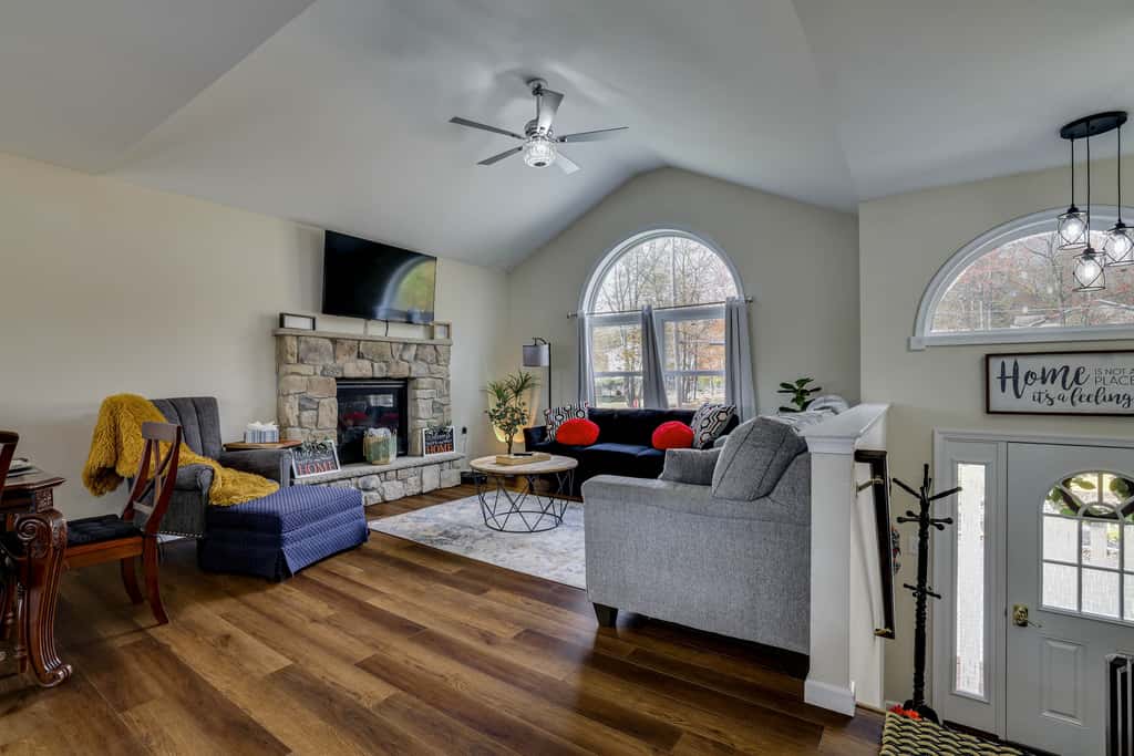 Lakefront Pocono Retreat w/ Hot Tub & Movie Hub