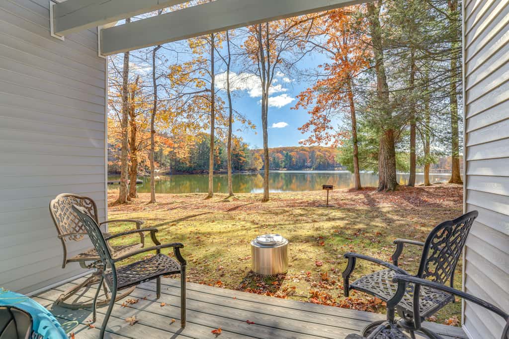 Steps to Lake Tanglwood: Tranquil Wooded Retreat