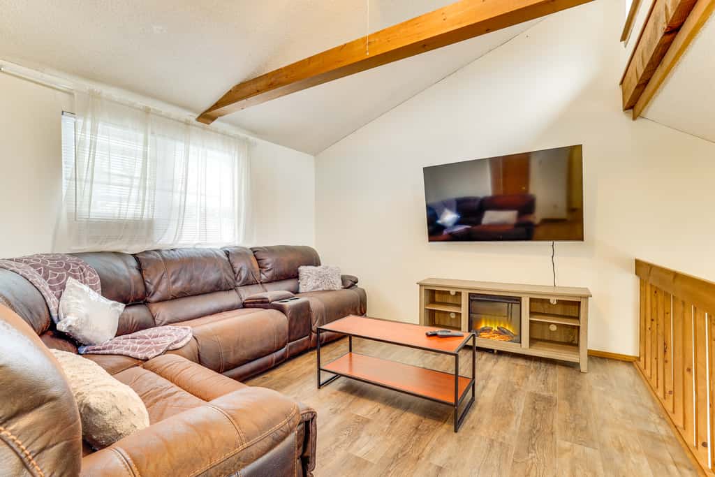 Ski, Swim & Hike! Family Home in Tobyhanna