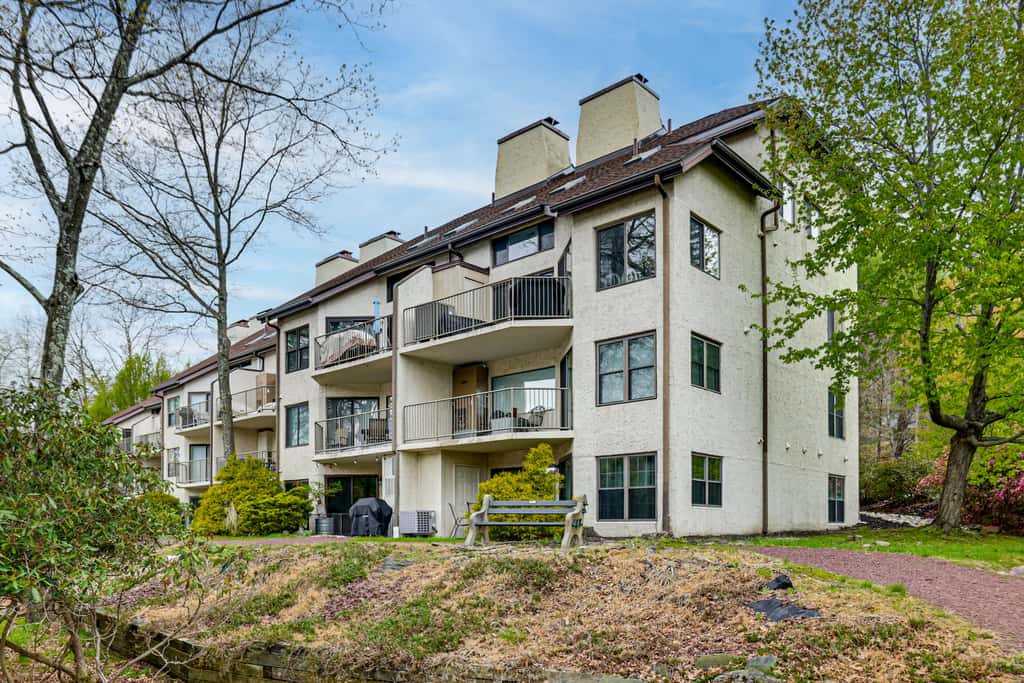 Big Boulder Lakefront Condo-Ski Views-Pool-Hot Tub