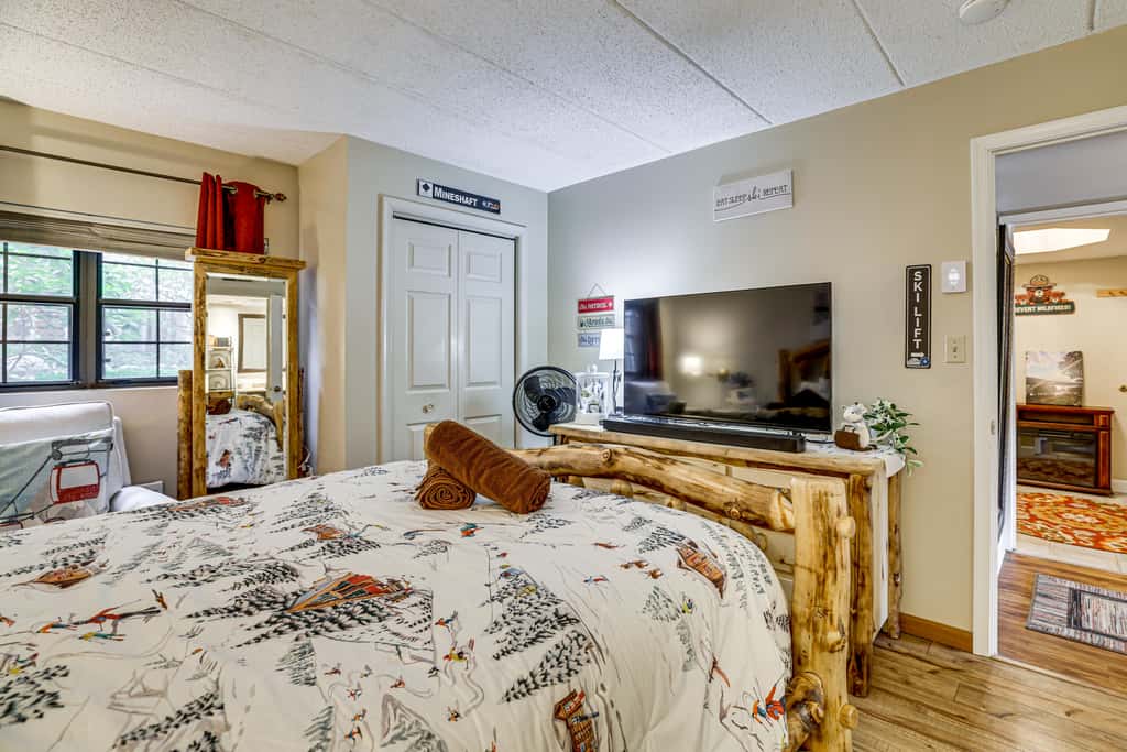 Big Boulder Lakefront Condo-Ski Views-Pool-Hot Tub