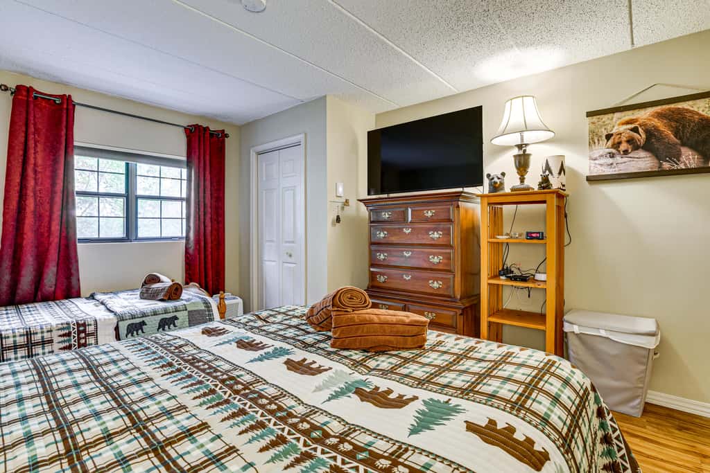 Big Boulder Lakefront Condo-Ski Views-Pool-Hot Tub