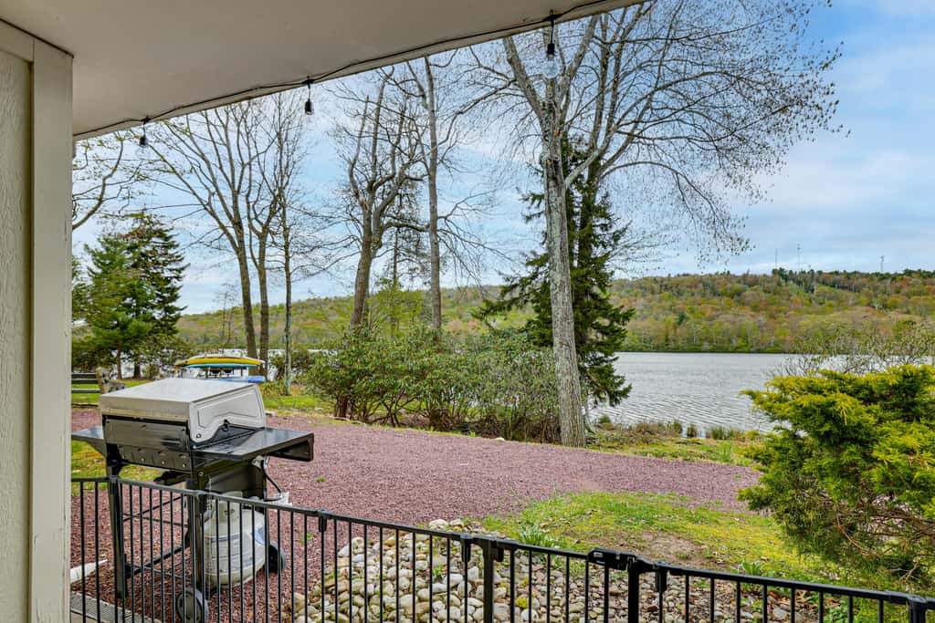 Big Boulder Lakefront Condo-Ski Views-Pool-Hot Tub