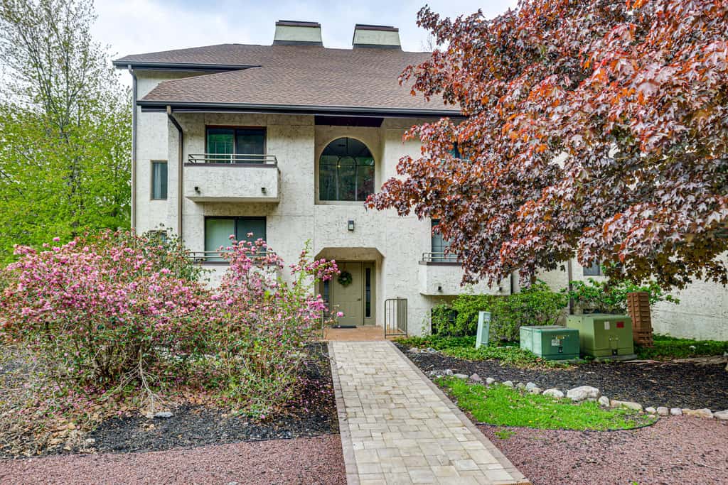 Big Boulder Lakefront Condo-Ski Views-Pool-Hot Tub