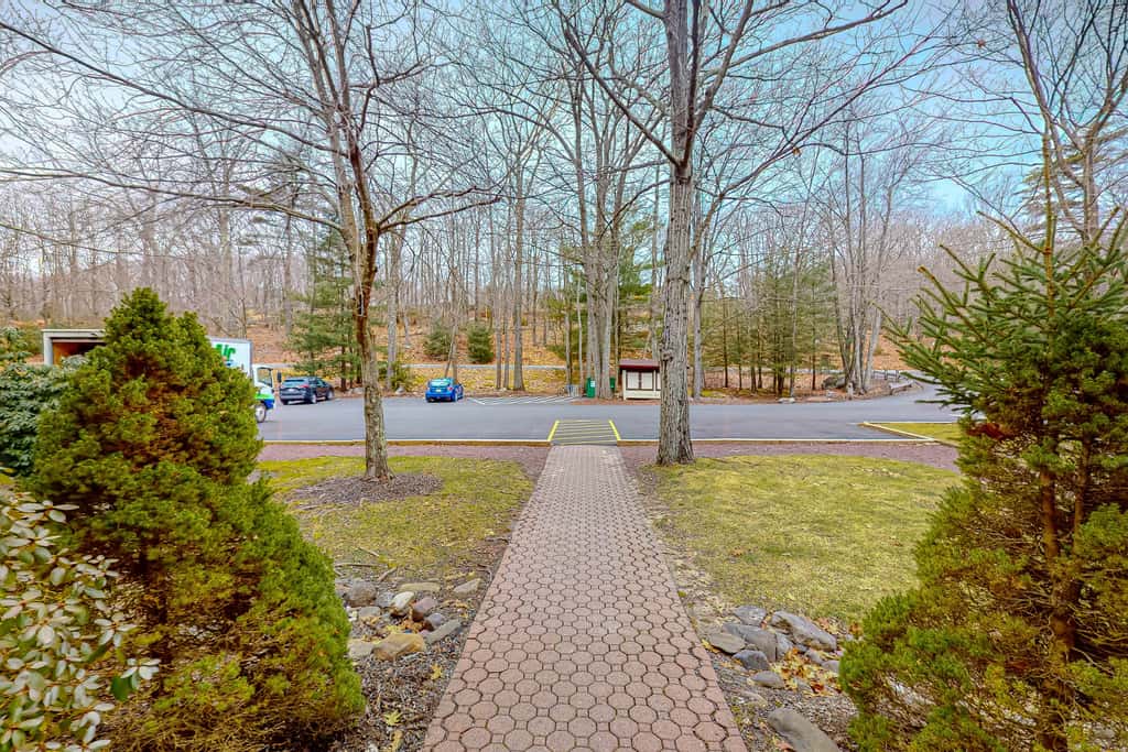 Big Boulder Lakefront Condo-Ski Views-Pool-Hot Tub