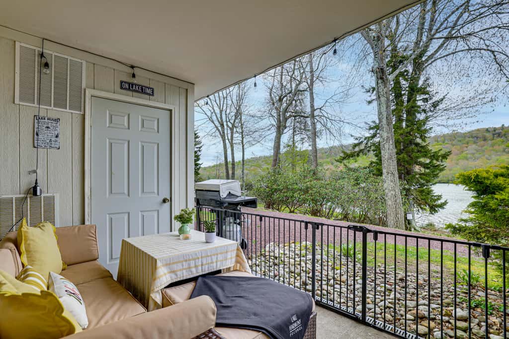 Big Boulder Lakefront Condo-Ski Views-Pool-Hot Tub