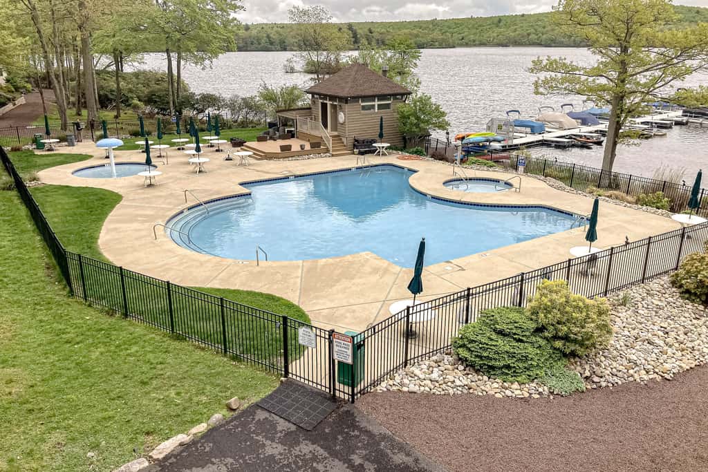 Big Boulder Lakefront Condo-Ski Views-Pool-Hot Tub