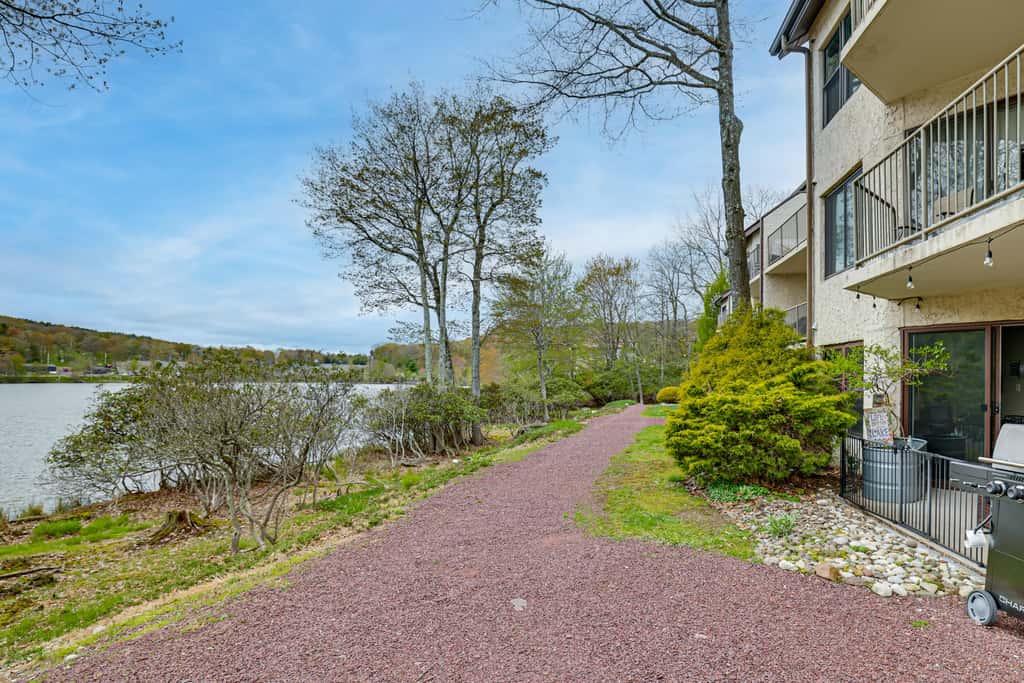 Big Boulder Lakefront Condo-Ski Views-Pool-Hot Tub