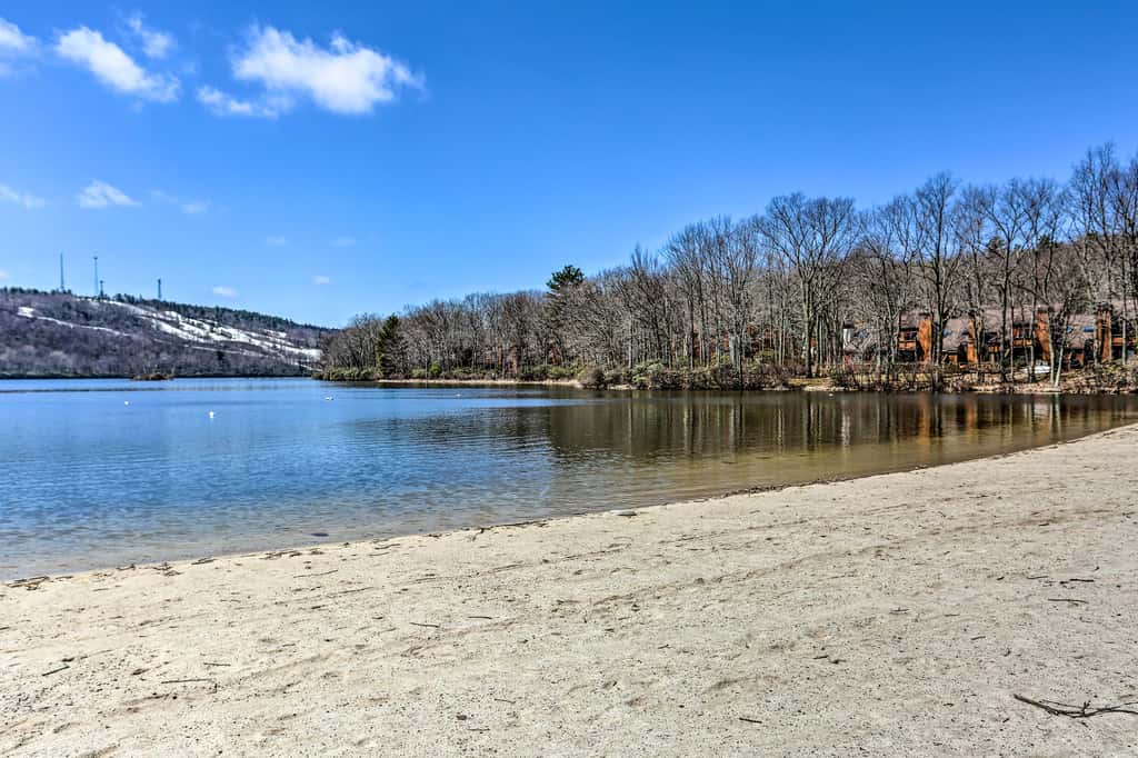 Walk to Big Boulder Mtn & Lake, Home w/ Hot Tub!