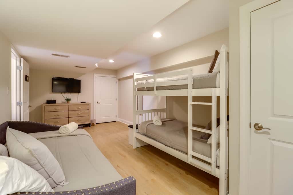 Walk to Big Boulder Mtn & Lake, Home w/ Hot Tub!