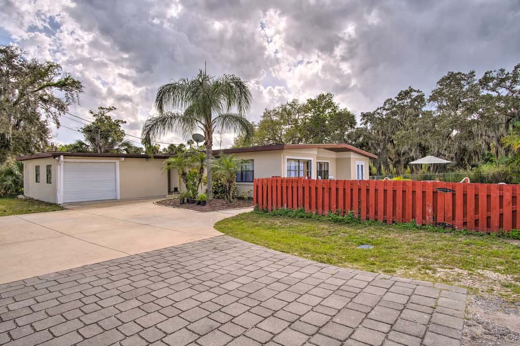 Cozy Melbourne Home w/ Deck & Pool: 5 Mi to Beach!