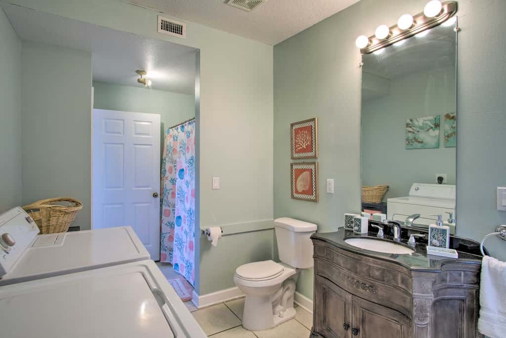 Cozy Melbourne Home w/ Deck & Pool: 5 Mi to Beach!