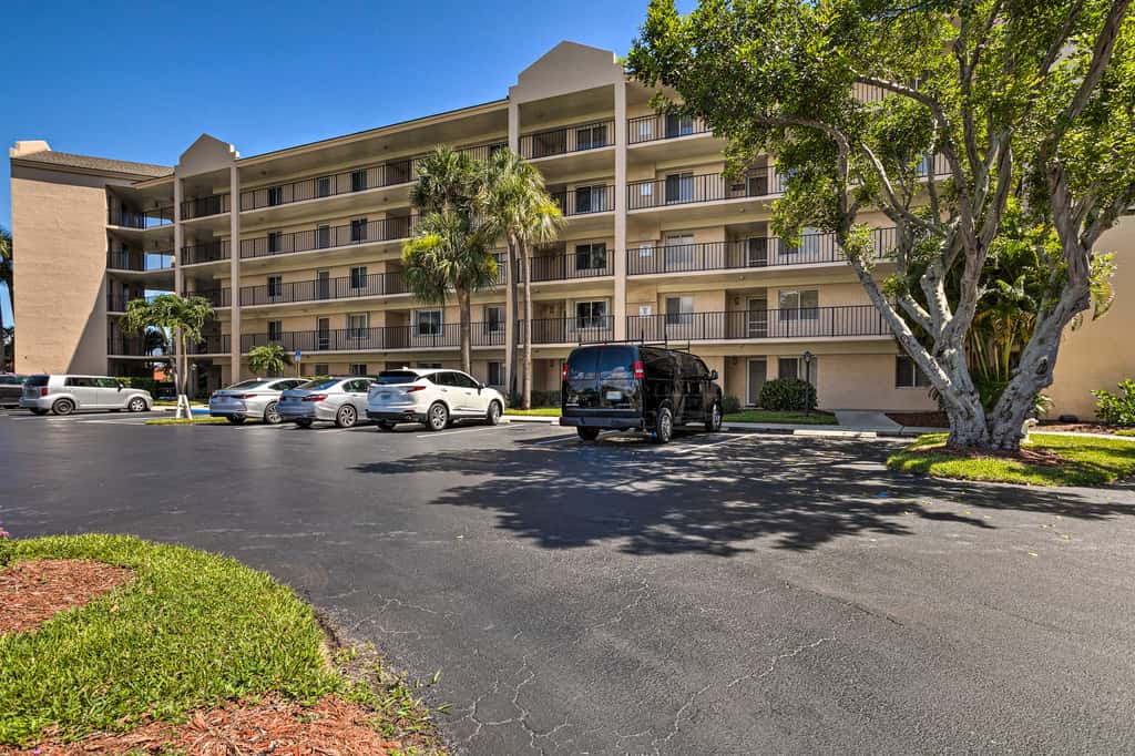 Jupiter Condo w/ Pool Access, Walk to Beach!