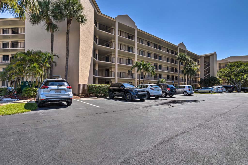 Jupiter Condo w/ Pool Access, Walk to Beach!
