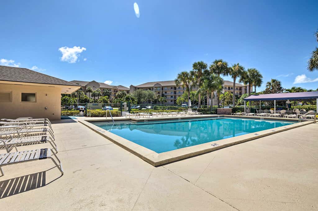 Jupiter Condo w/ Pool Access, Walk to Beach!