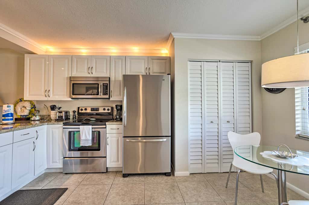 Jupiter Condo w/ Pool Access, Walk to Beach!