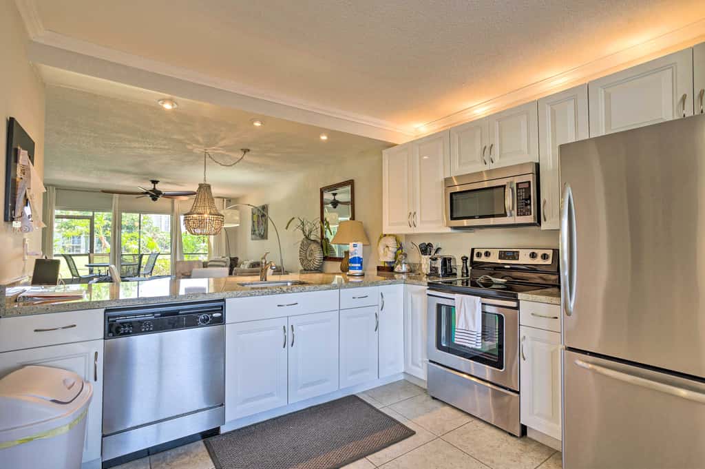 Jupiter Condo w/ Pool Access, Walk to Beach!