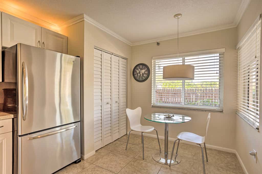 Jupiter Condo w/ Pool Access, Walk to Beach!