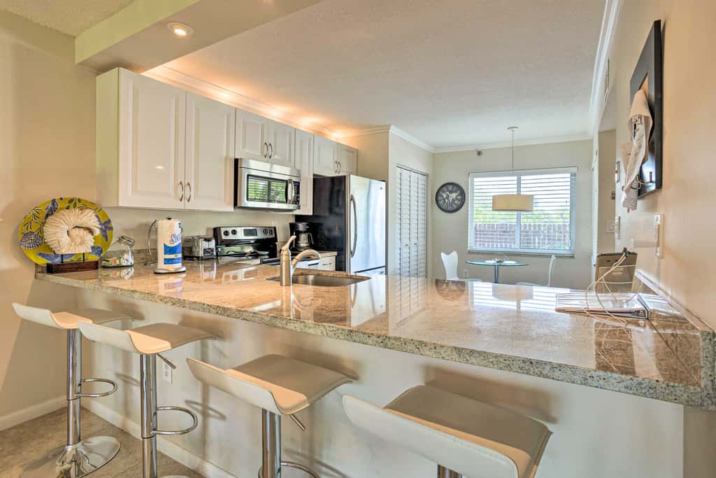 Jupiter Condo w/ Pool Access, Walk to Beach!